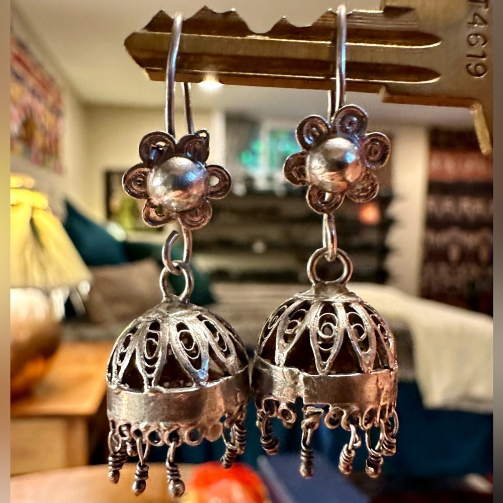 Darling sterling silver 1.5” vintage chandelier earrings w flower design. - Picture 1 of 9